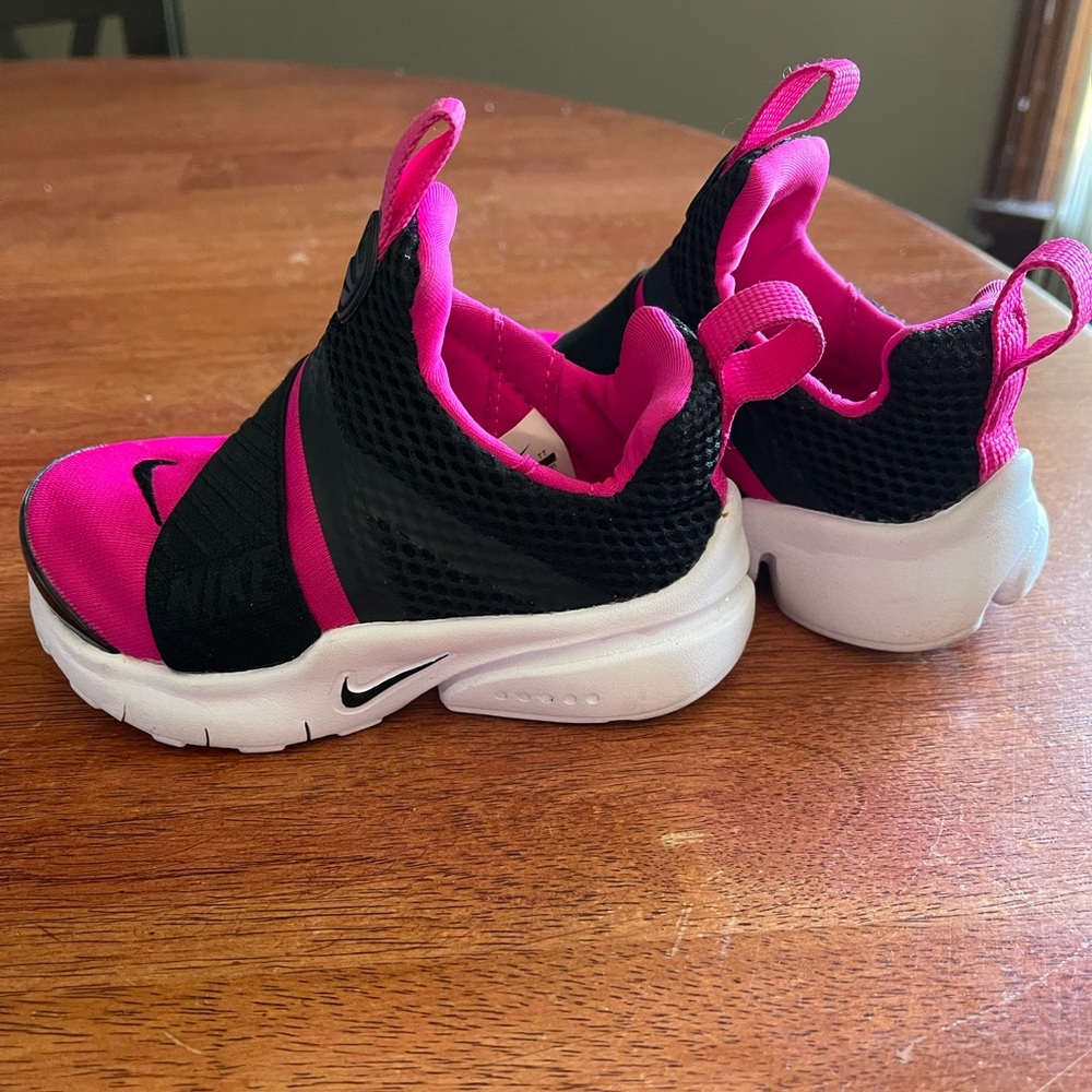 Toddler Girls Nike sneakers Size 7